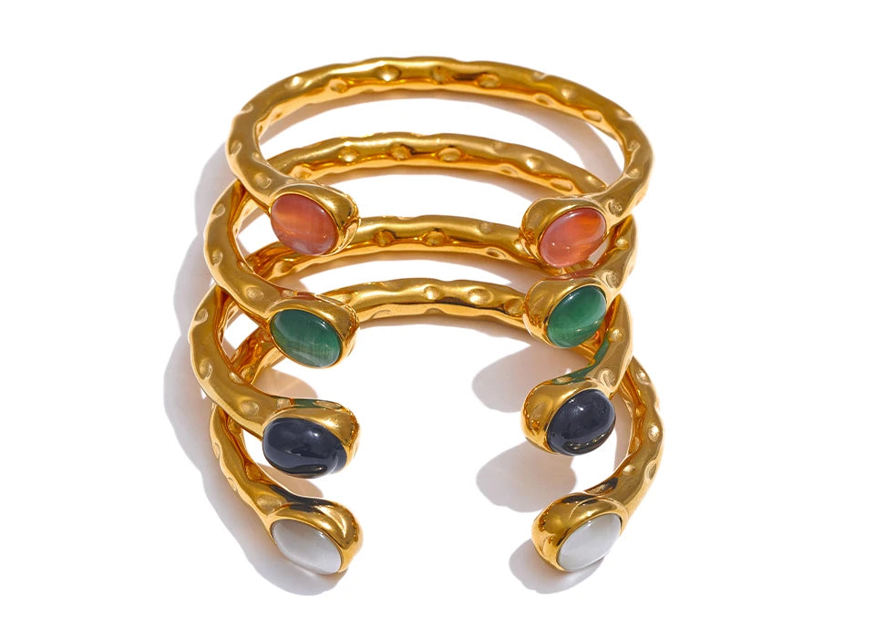 Natural stone geometric bracelet in gold-plated stainless steel with natural stone.