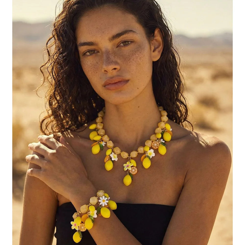 Resin geometric necklace in gold-plated stainless steel with resin.