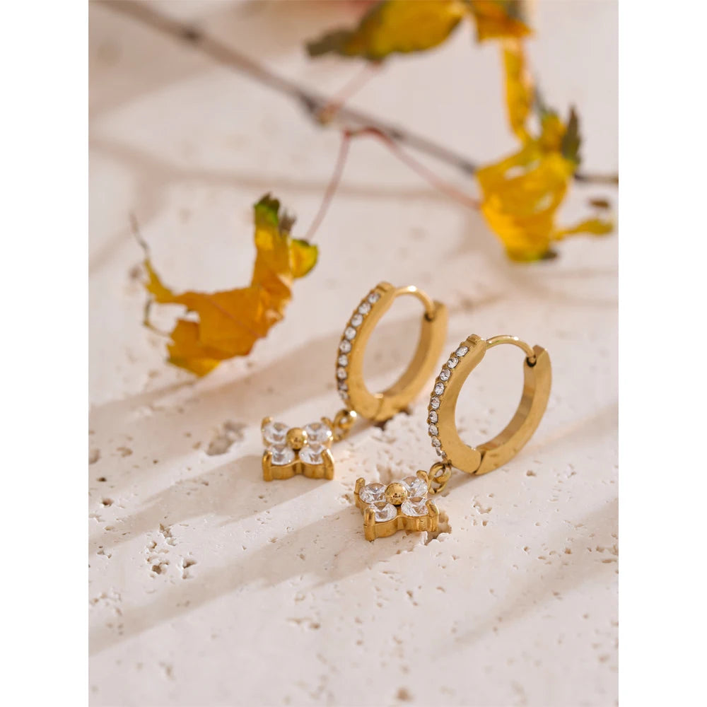 Cubic zirconia heart flower earrings in gold-plated stainless steel with cubic zirconia.