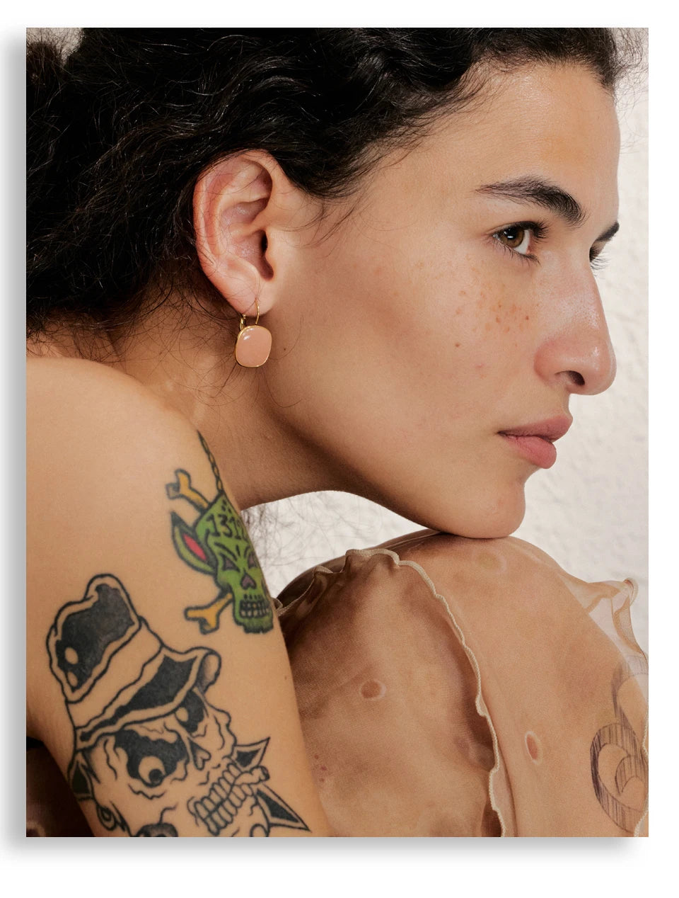 Enamel geometric earrings in gold-plated stainless steel with enamel.