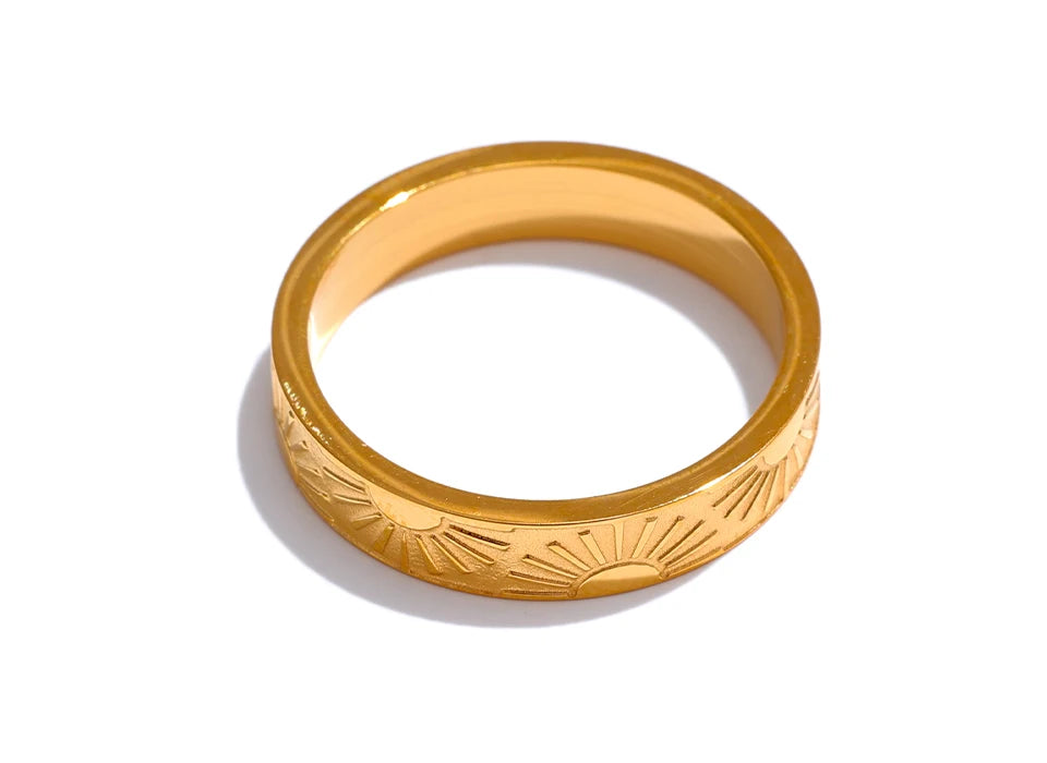 Sun minimalist geometric ring in 18K gold-plated stainless steel.