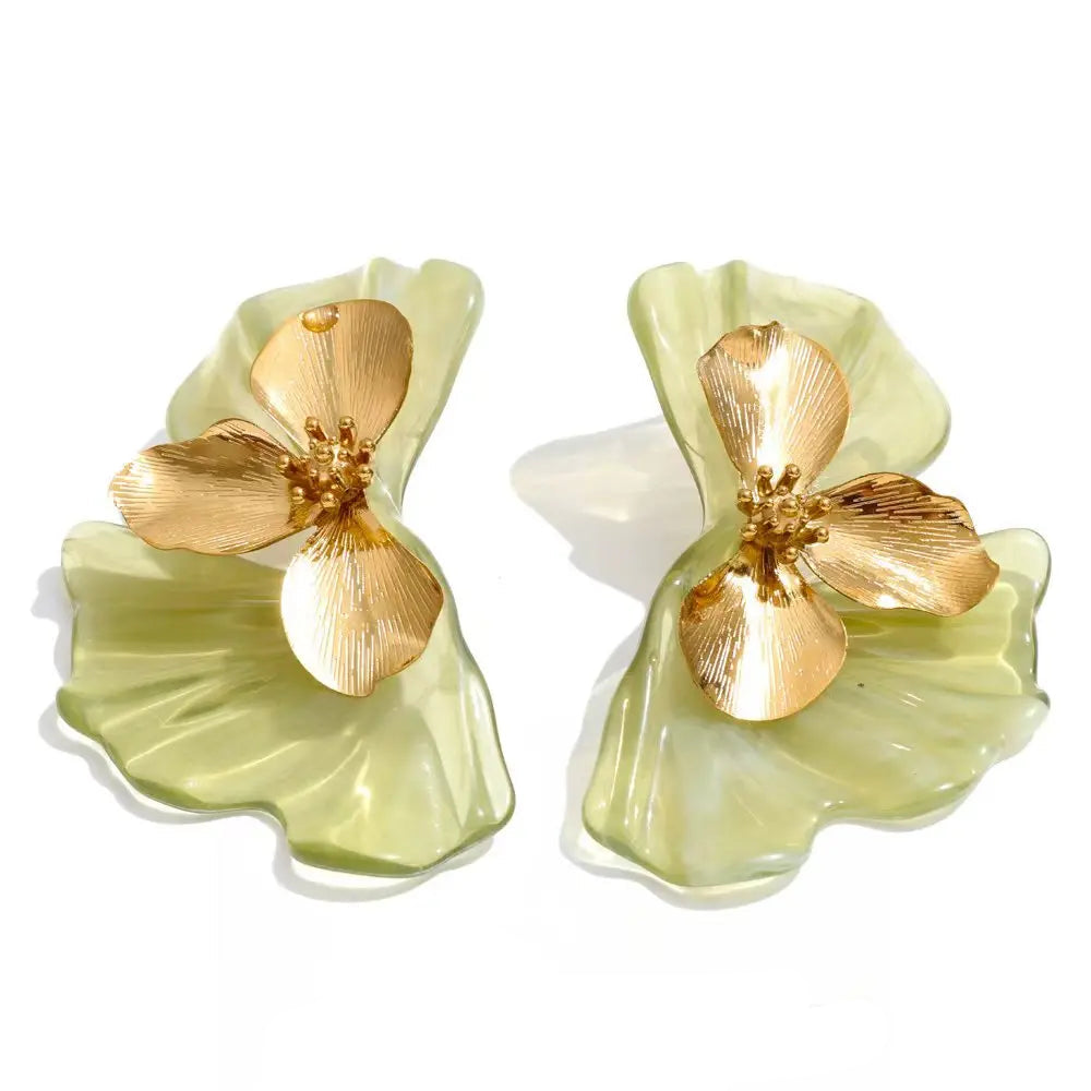 Earrings made of gold-plated stainless steel with resin.