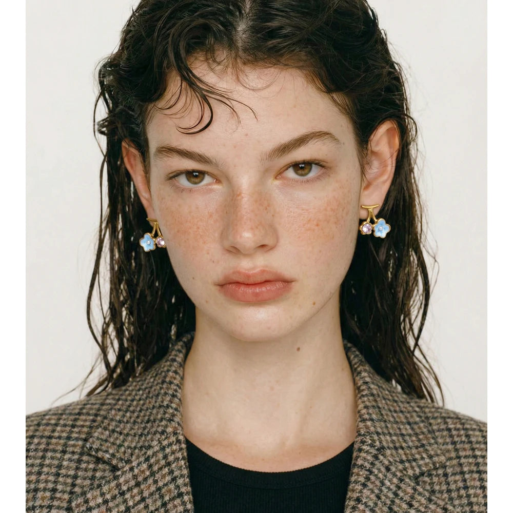 Pearl enamel flower earrings in gold-plated stainless steel with pearl and enamel.