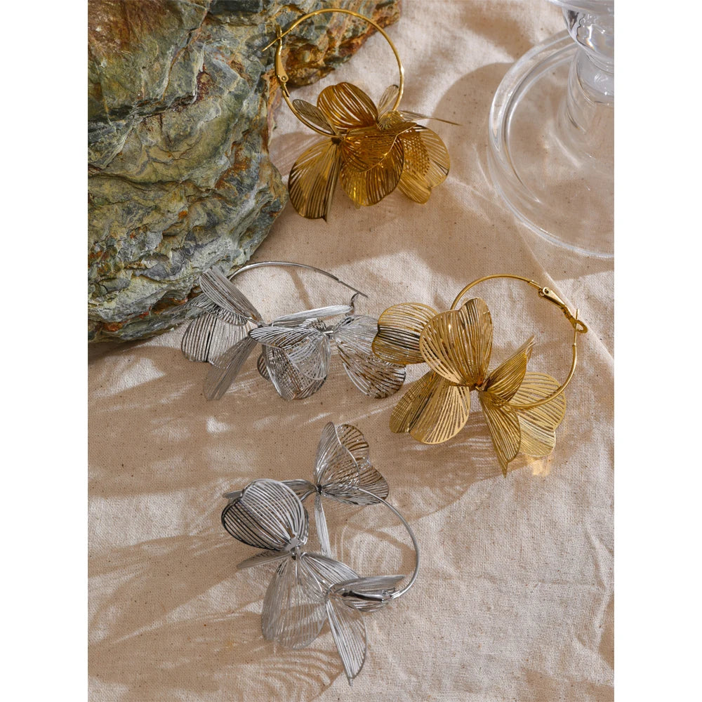 Flower geometric earrings in gold-plated stainless steel.