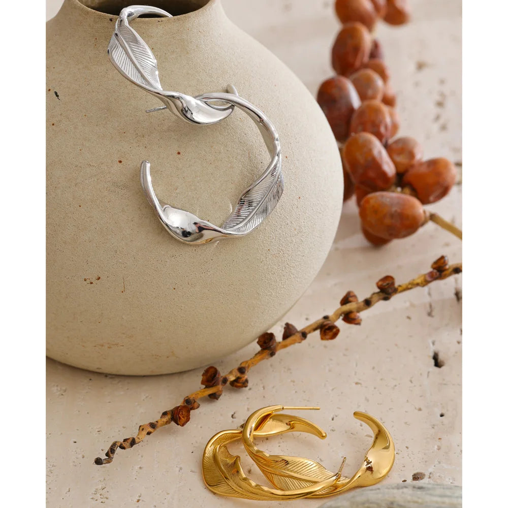 Geometric earrings in gold-plated stainless steel.