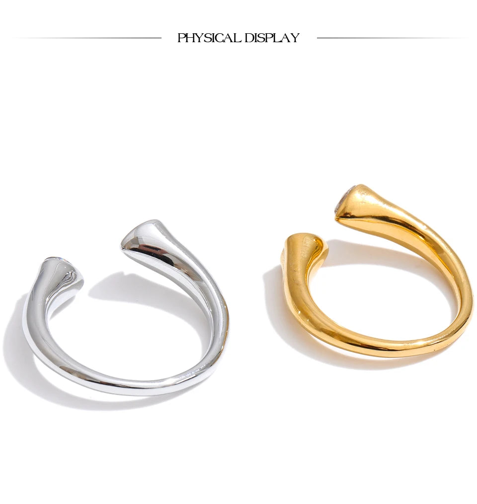Cubic zirconia heart ring in 18K gold-plated stainless steel with cubic zirconia.