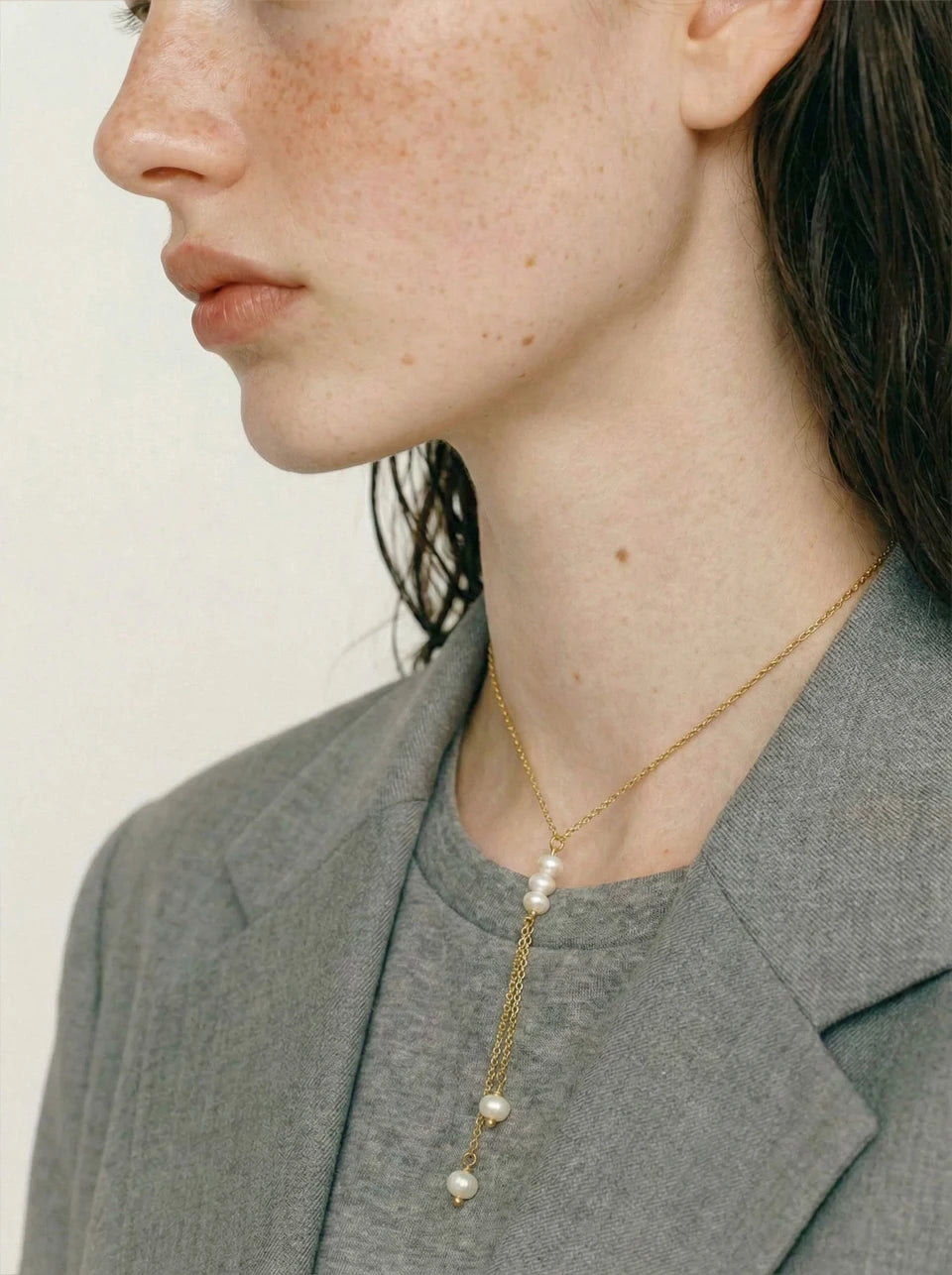 Freshwater pearl geometric chain necklace in gold-plated stainless steel with freshwater pearl.