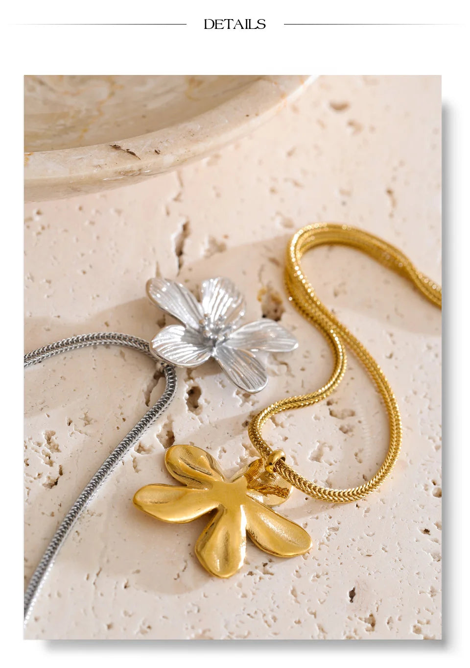 Flower necklace in gold-plated stainless steel.