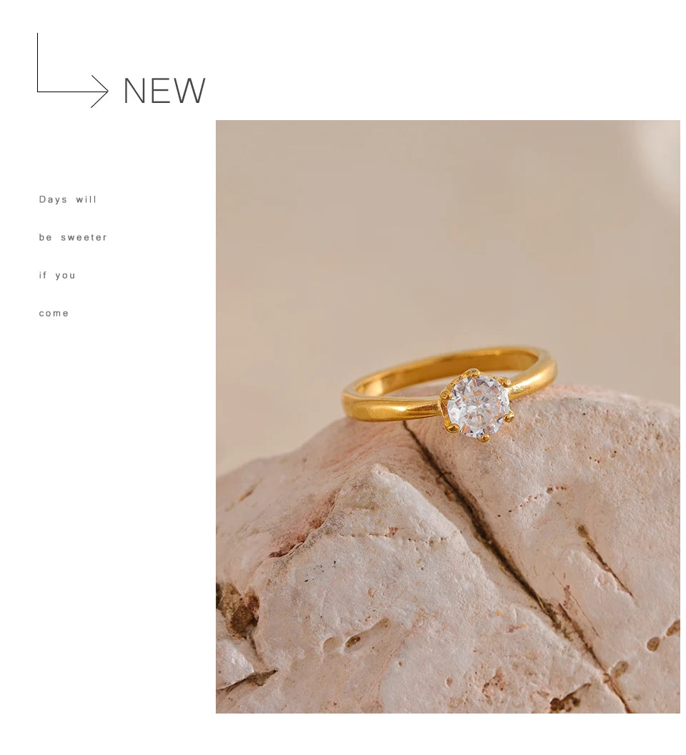 Cubic zirconia geometric ring in 18K gold-plated stainless steel with cubic zirconia.