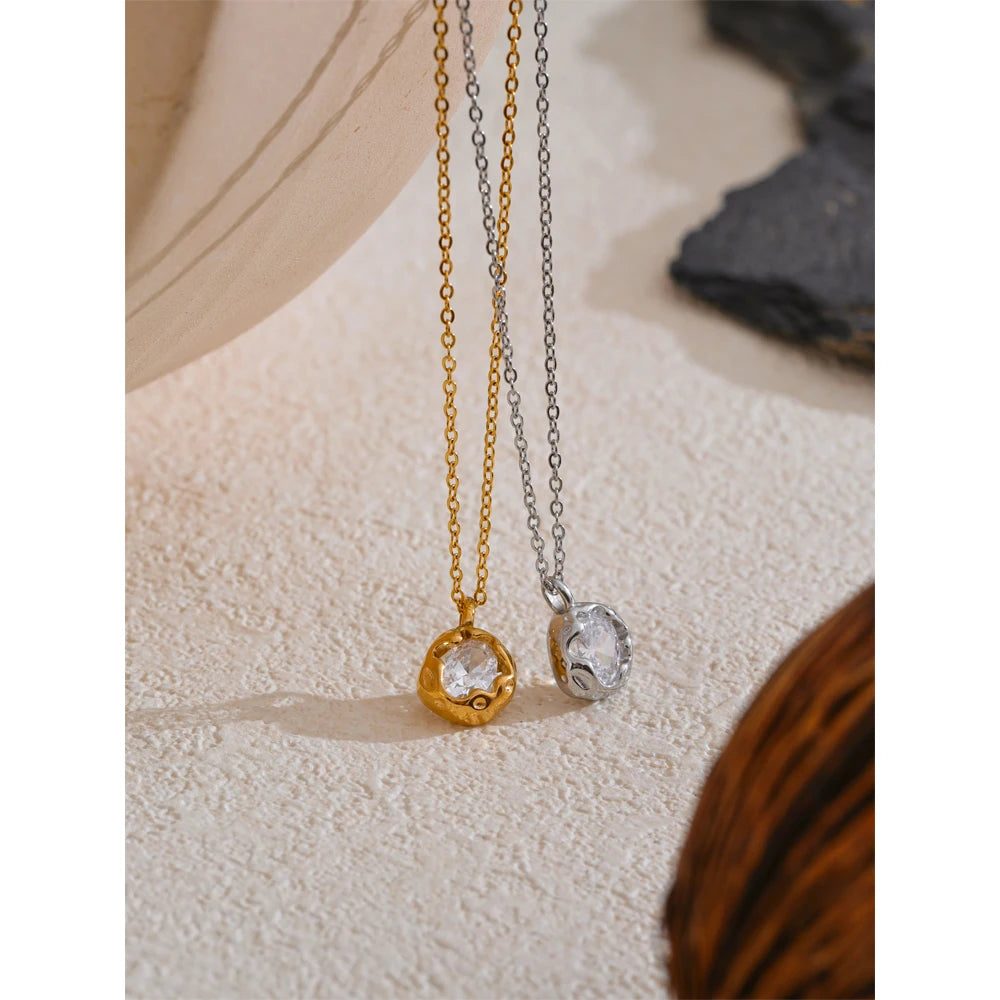 Cubic zirconia geometric necklace in gold-plated stainless steel with cubic zirconia.
