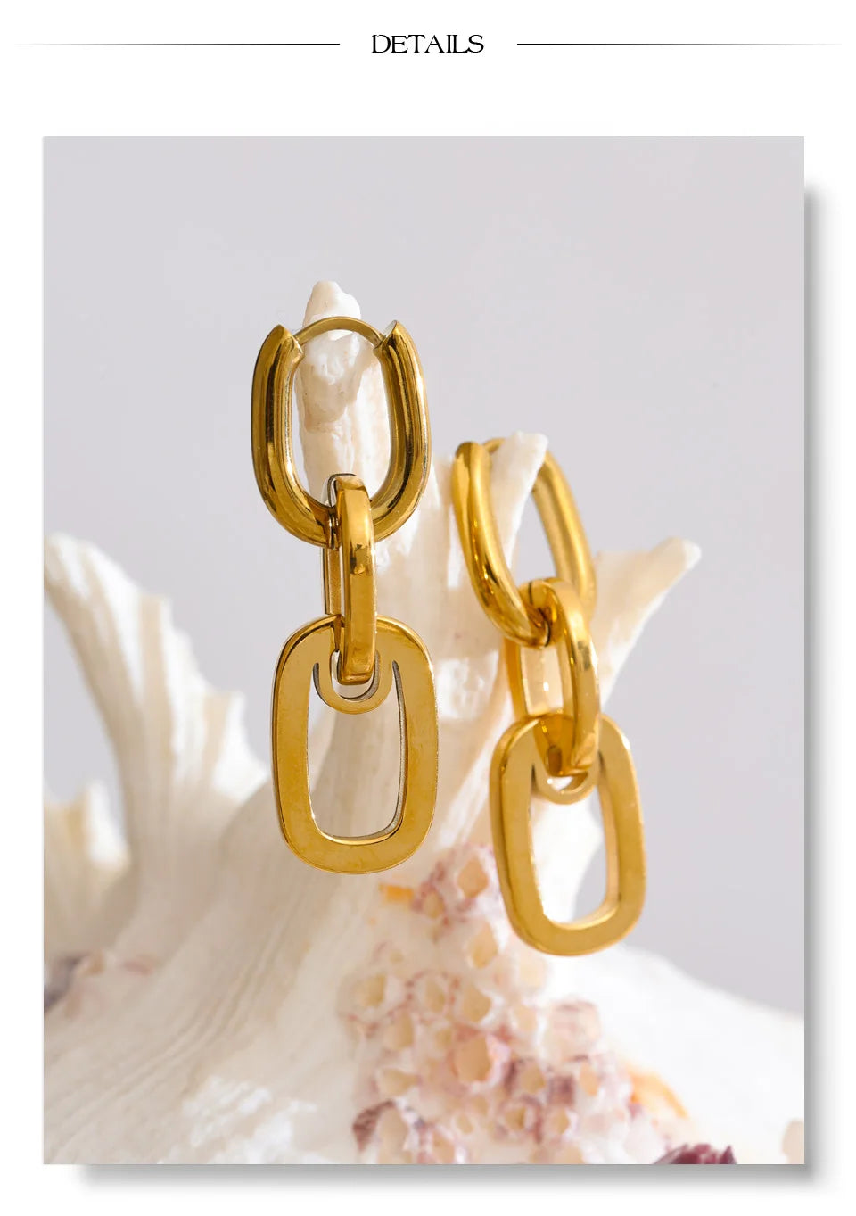 Geometric earrings in gold-plated stainless steel.