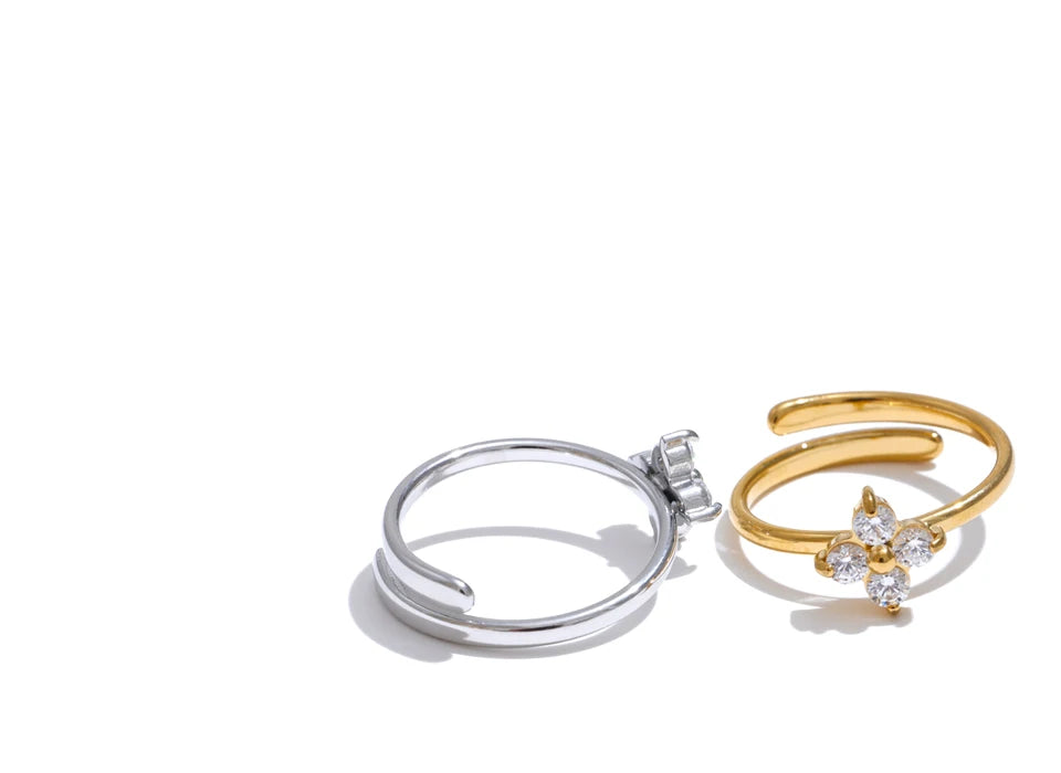 Cubic zirconia flower ring in gold-plated stainless steel with cubic zirconia.