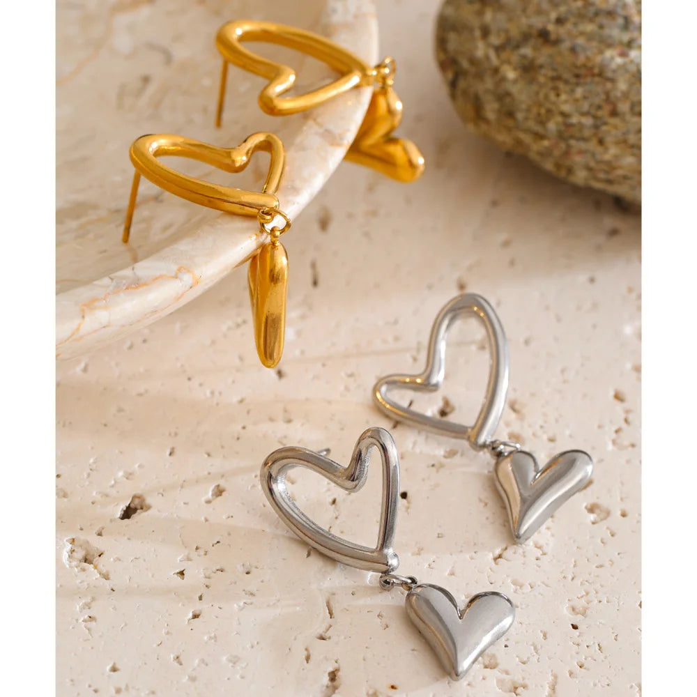 Heart earrings in gold-plated stainless steel.