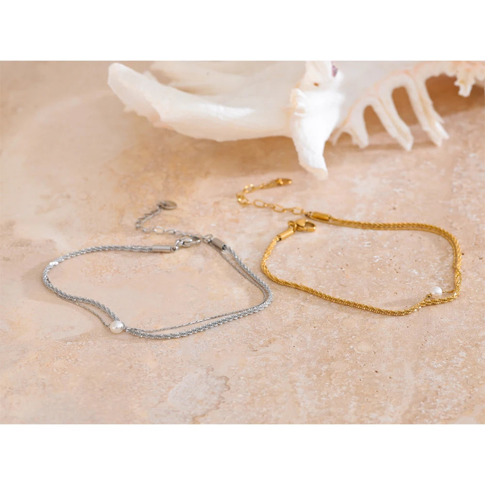 Pearl geometric chain necklace in gold-plated stainless steel with pearl.