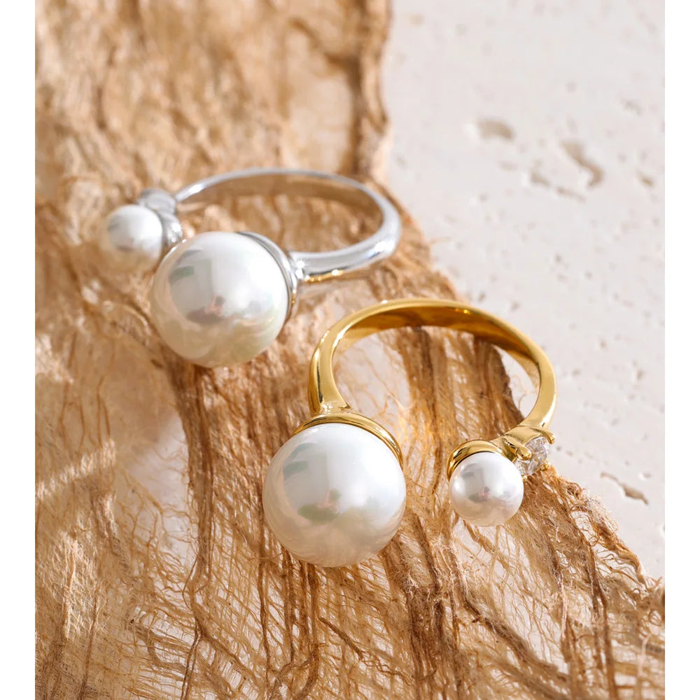 Cubic zirconia pearl geometric ring in 18K gold-plated stainless steel with pearl and cubic zirconia.