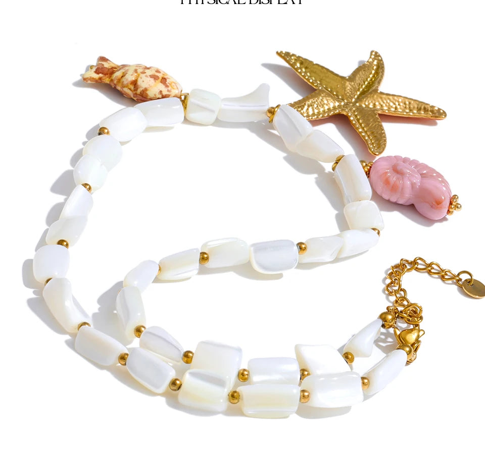 Shell star chain necklace in gold-plated stainless steel with shell.
