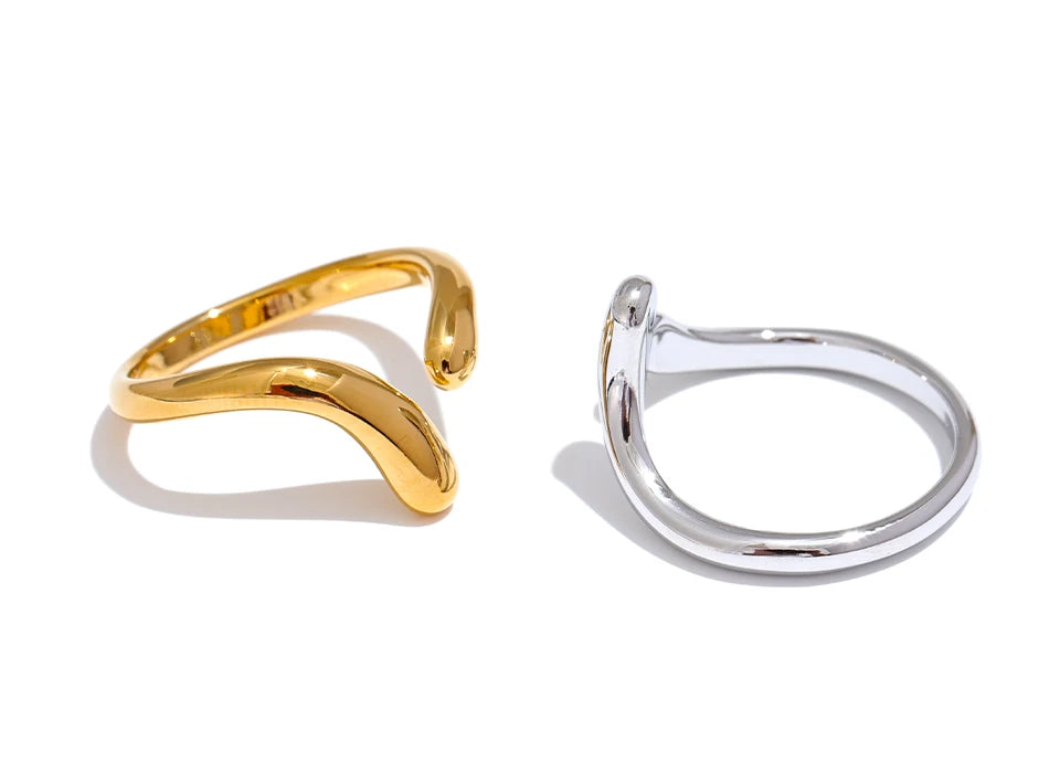 Minimalist geometric ring in gold-plated stainless steel.