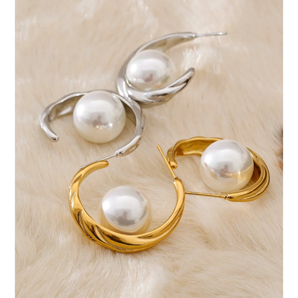Pearl geometric earrings in gold-plated stainless steel with pearl.