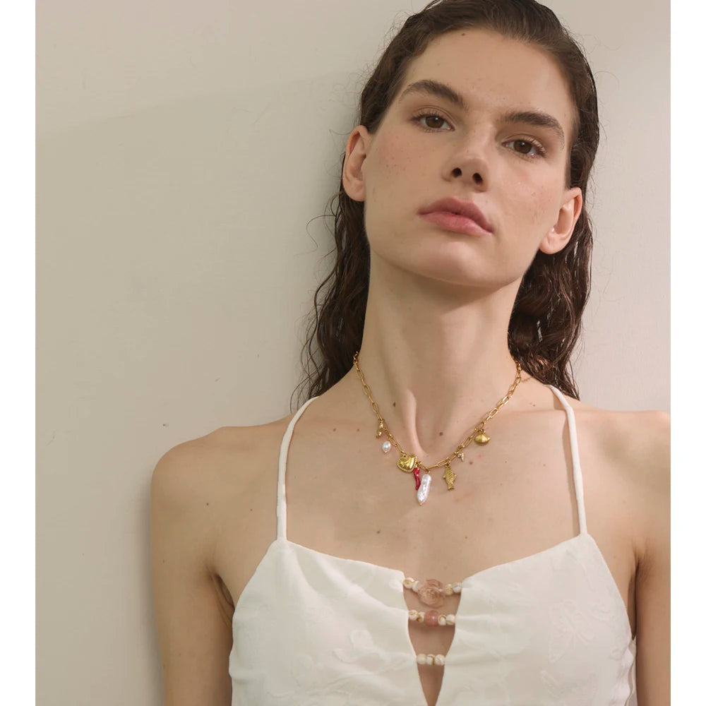 Pearl shell flower necklace in gold-plated stainless steel with pearl and shell.