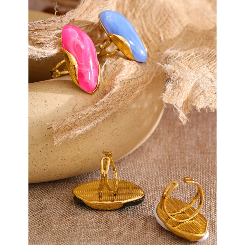 Resin multi-color geometric ring in 18K gold-plated stainless steel with resin.