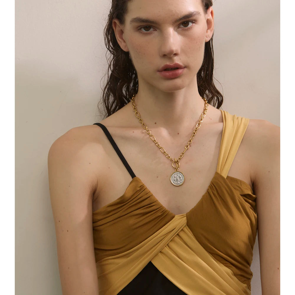 Geometric necklace in gold-plated stainless steel.