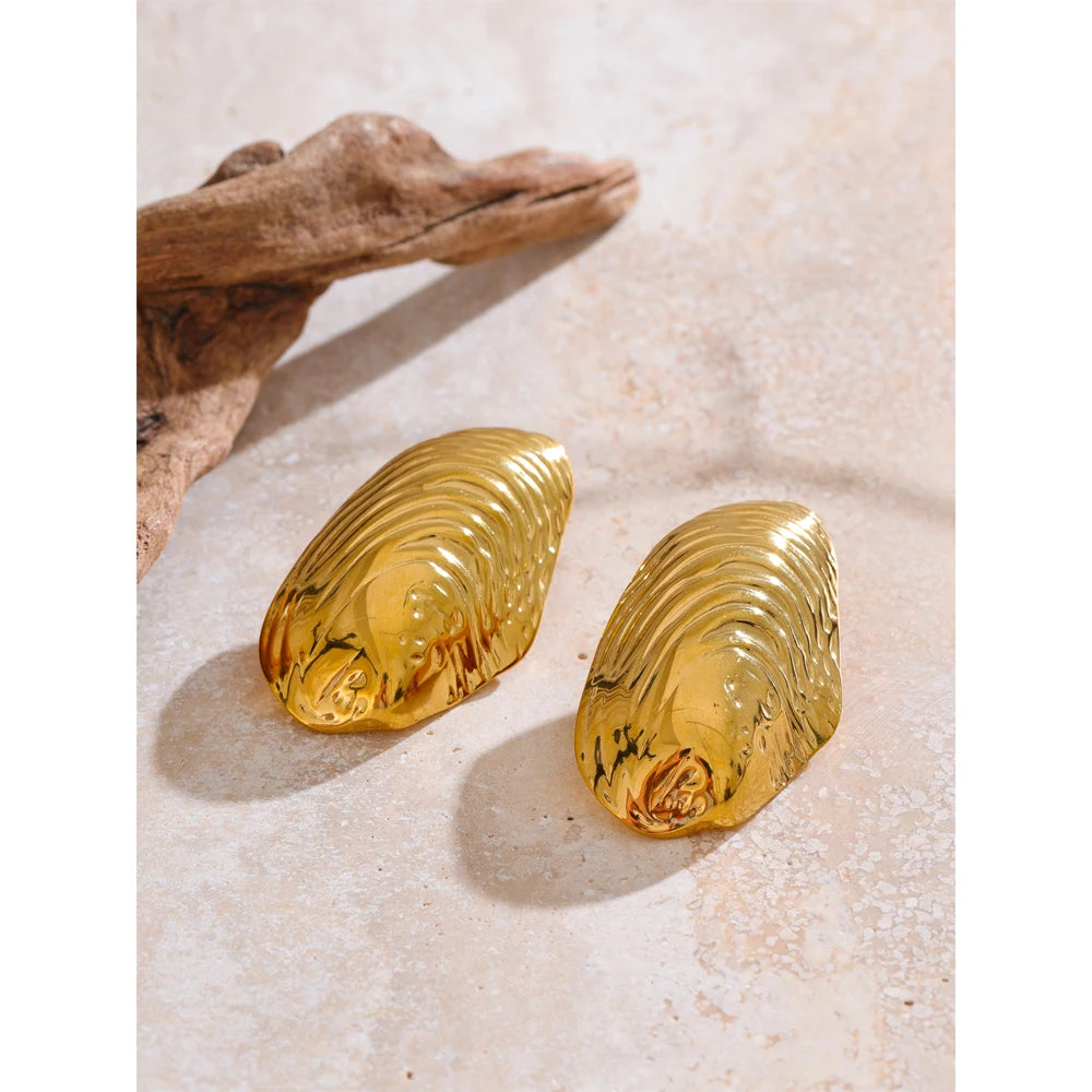 Geometric earrings in gold-plated stainless steel.