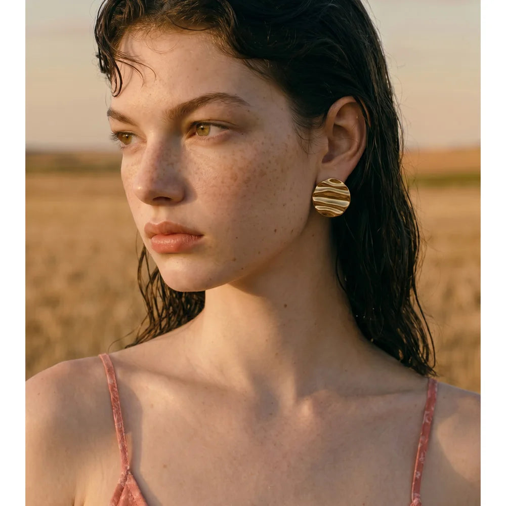 Geometric earrings in gold-plated stainless steel.