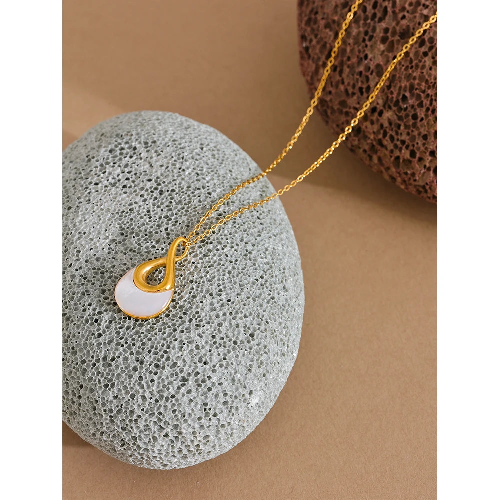 Shell natural stone geometric necklace in gold-plated stainless steel with natural stone and shell.