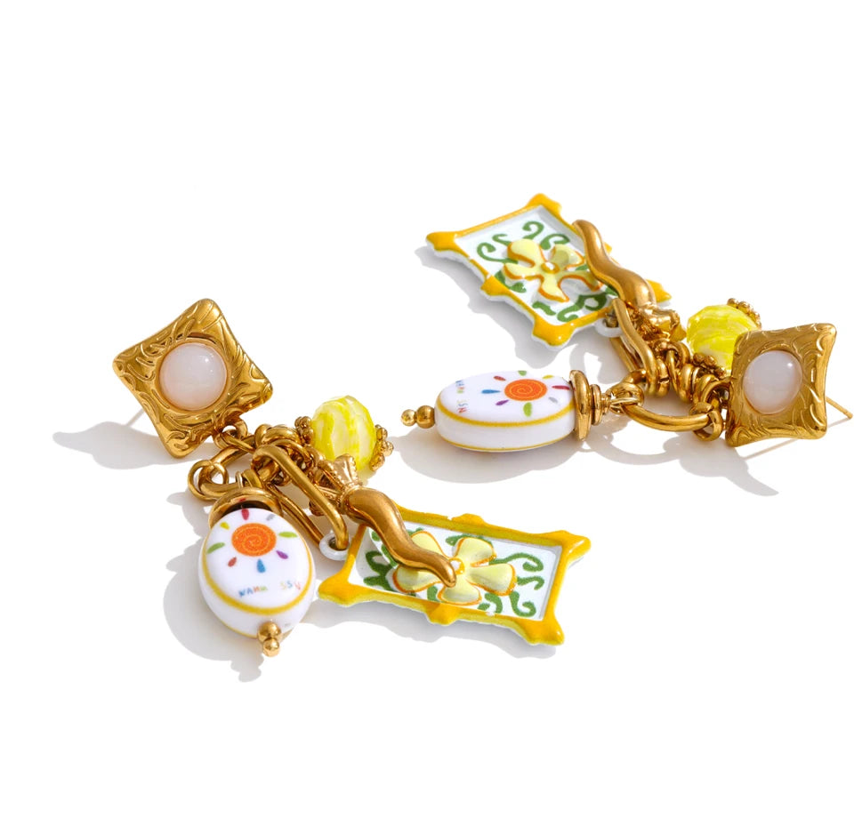 Enamel flower geometric earrings in gold-plated stainless steel with enamel.