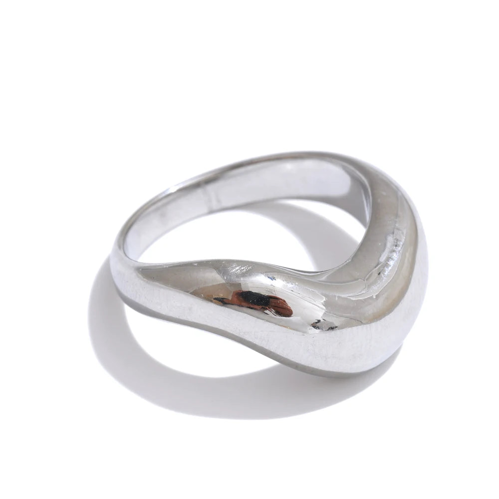 Minimalist geometric ring in 18K gold-plated stainless steel.