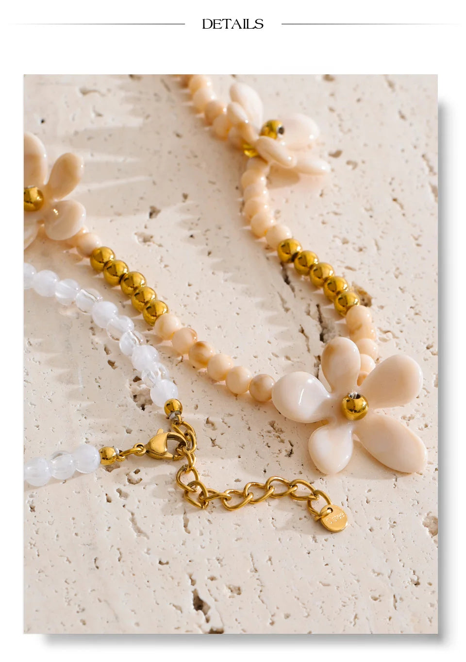 Pearl resin flower necklace in gold-plated stainless steel with pearl and resin.