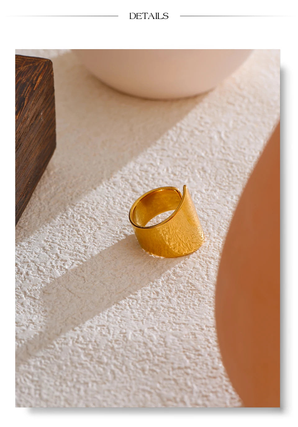 Minimalist geometric ring in 18K gold-plated stainless steel.