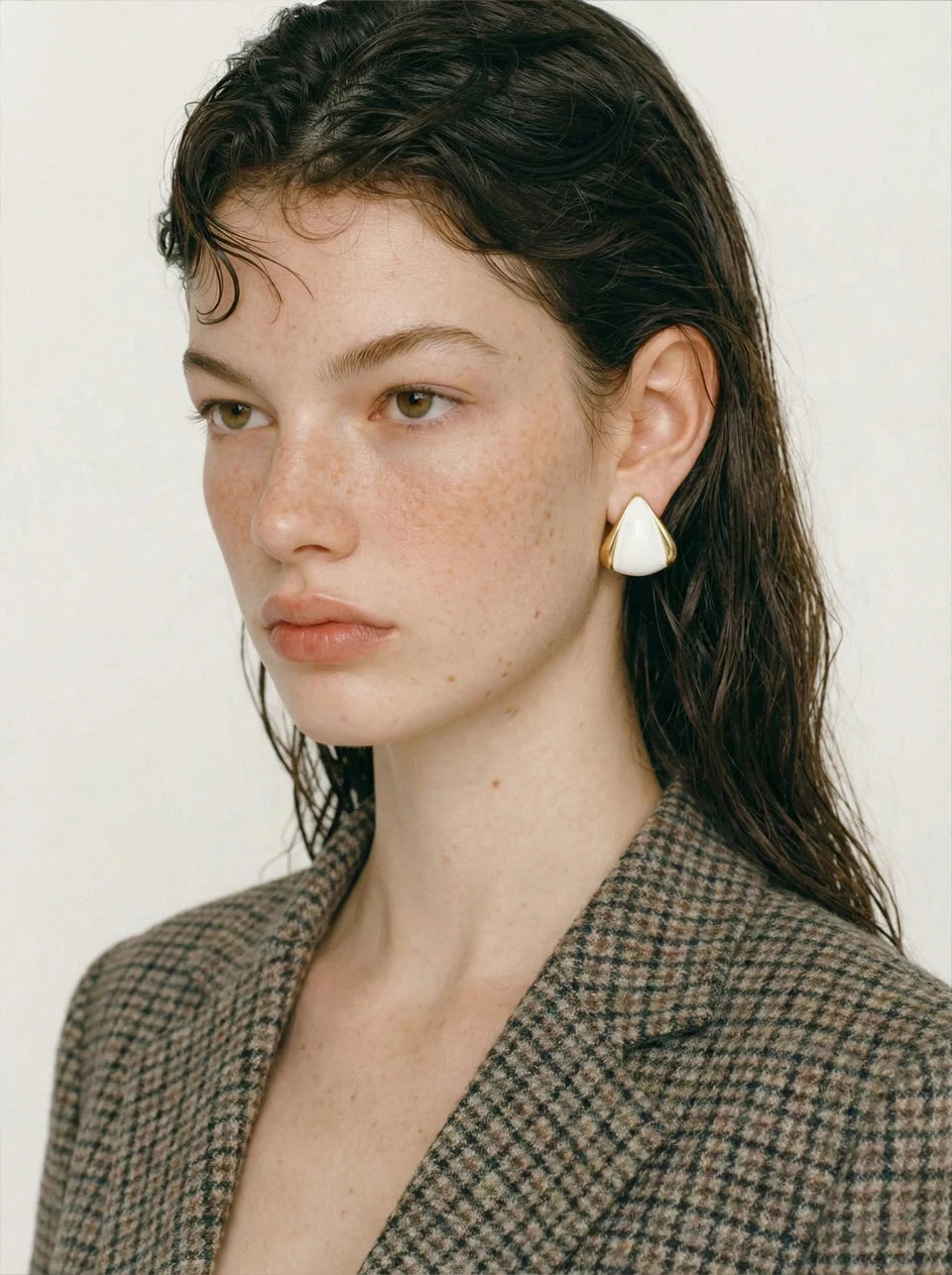Black pearl geometric earrings in gold-plated stainless steel with pearl.