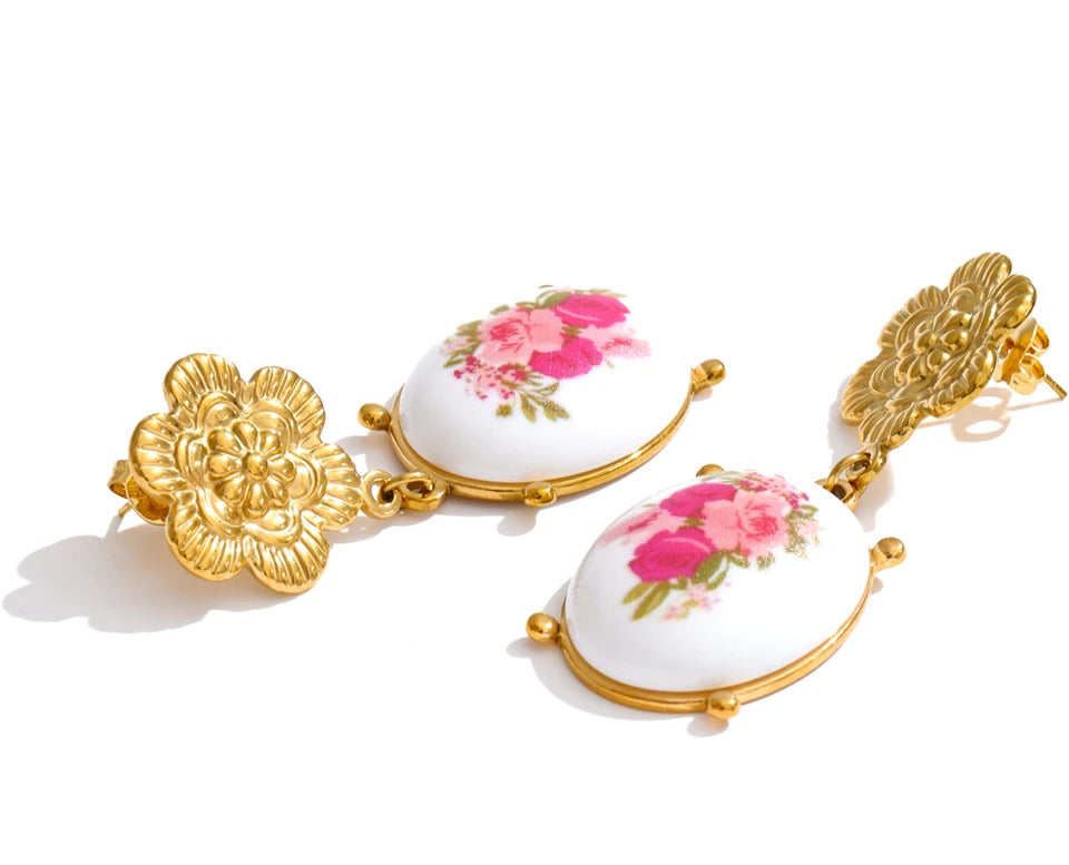 Resin flower earrings in gold-plated stainless steel with resin.