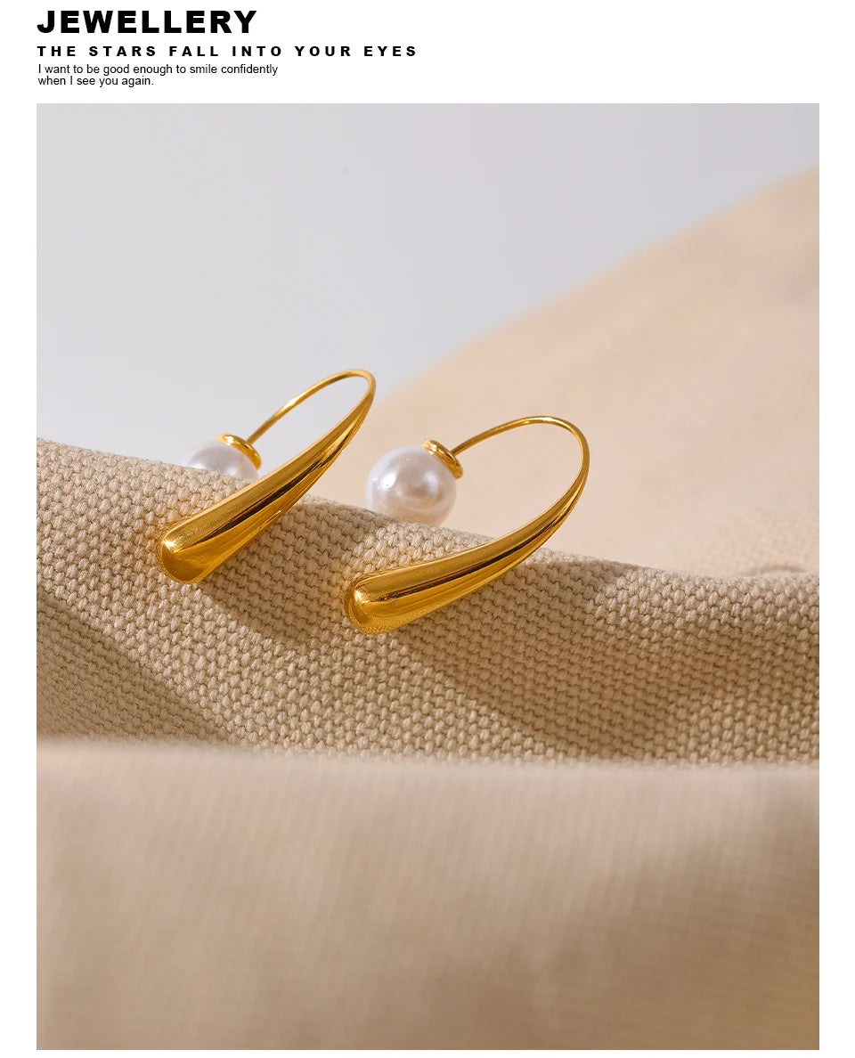 Pearl minimalist geometric earrings in stainless steel with pearl.