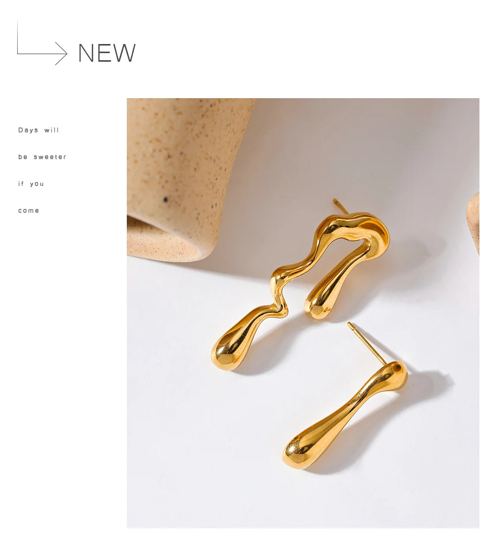 Geometric earrings in 18K gold-plated stainless steel.