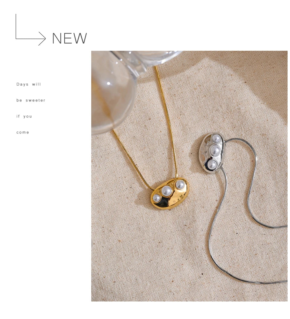 Pearl geometric necklace in gold-plated stainless steel with pearl.