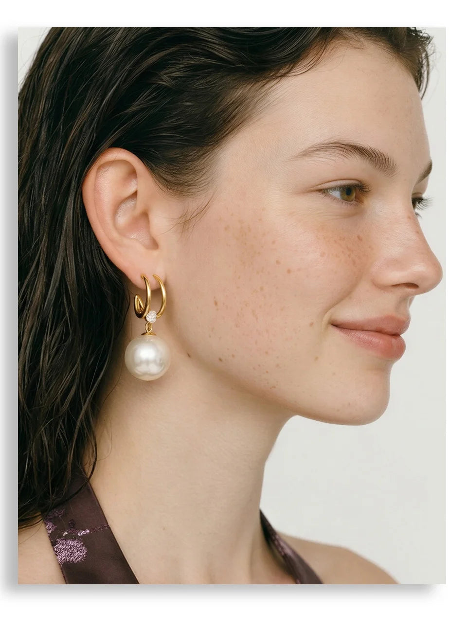 Pearl beaded geometric earrings in gold-plated stainless steel with pearl.
