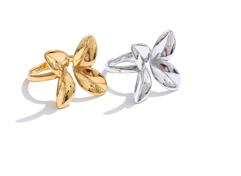 Flower ring in gold-plated stainless steel.