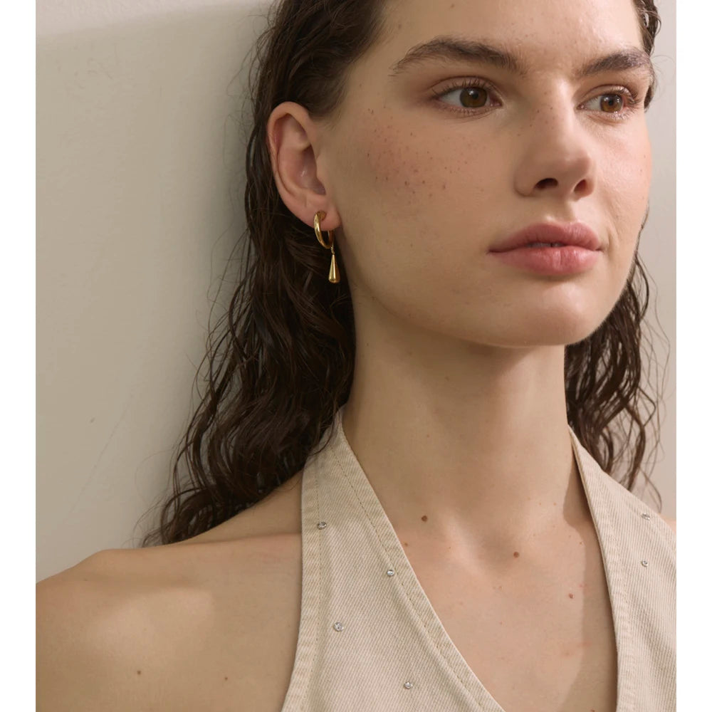Geometric chain earrings in gold-plated stainless steel.