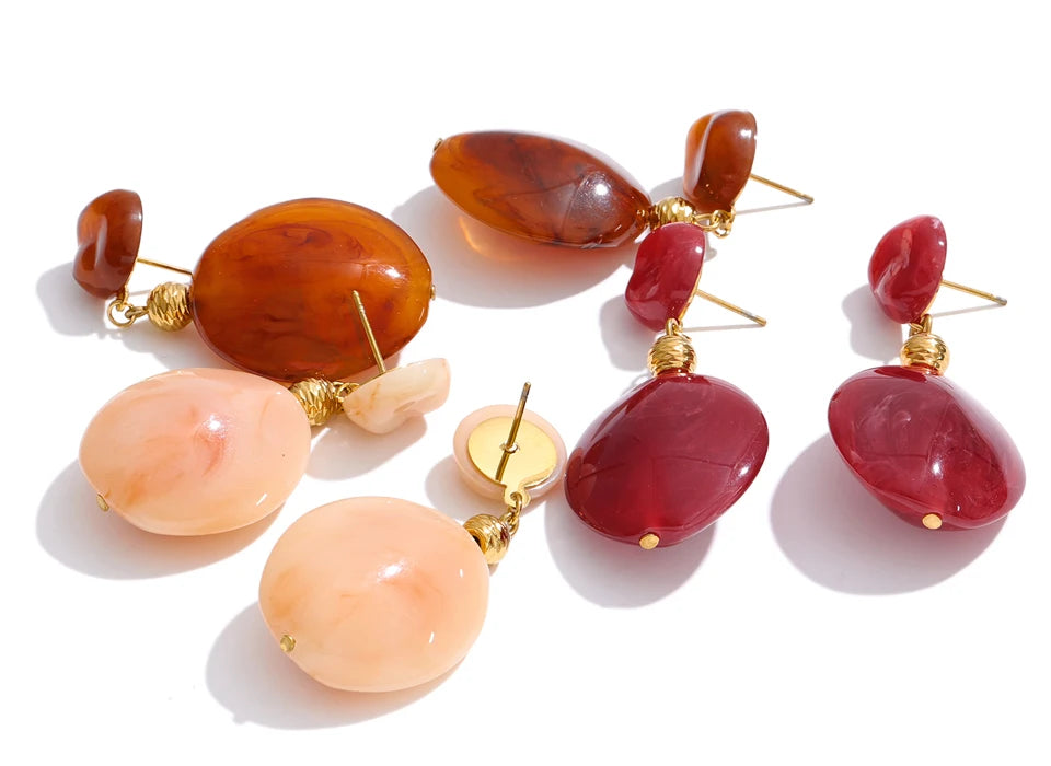 Resin geometric earrings in gold-plated stainless steel with resin.
