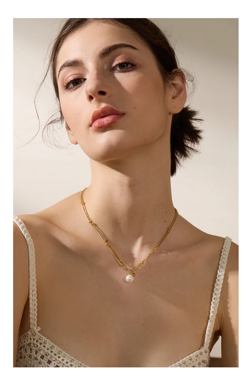 Pearl beaded geometric necklace in gold-plated stainless steel with pearl.