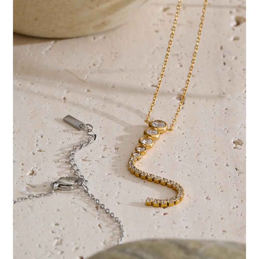 Cubic zirconia geometric necklace in gold-plated stainless steel with cubic zirconia.