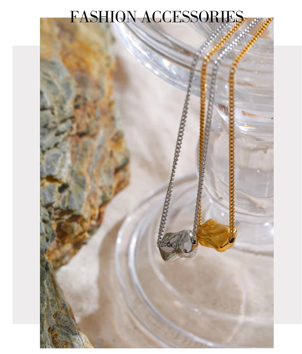 Hammered geometric necklace in gold-plated stainless steel.