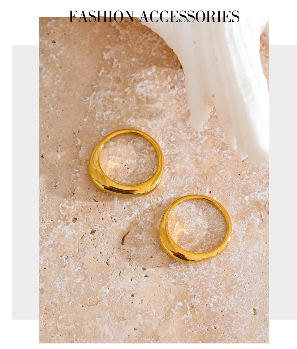 Hammered minimalist geometric ring in gold-plated stainless steel.
