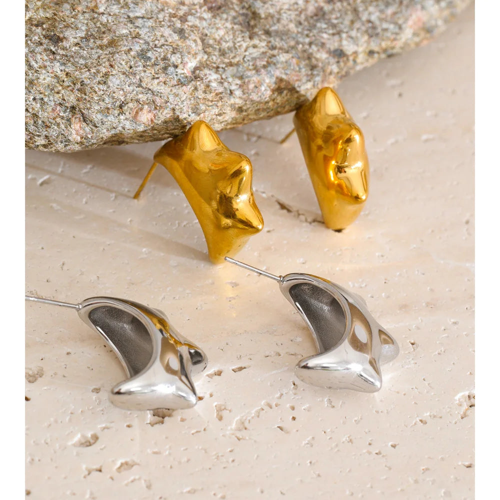 Geometric earrings in gold-plated stainless steel.