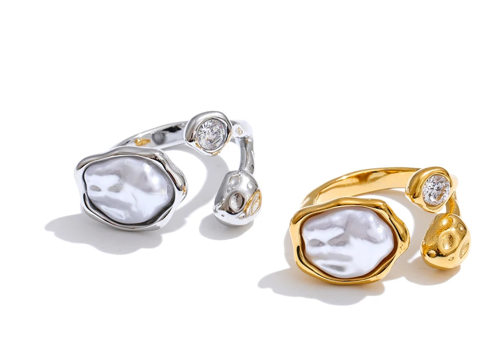 Cubic zirconia pearl geometric ring in gold-plated stainless steel with pearl and cubic zirconia.