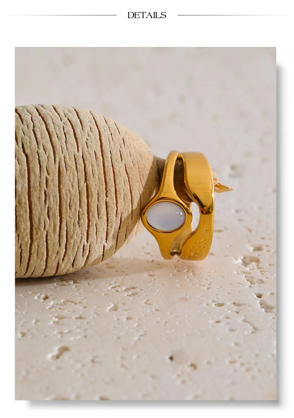 Shell geometric ring in 18K gold-plated stainless steel with shell.