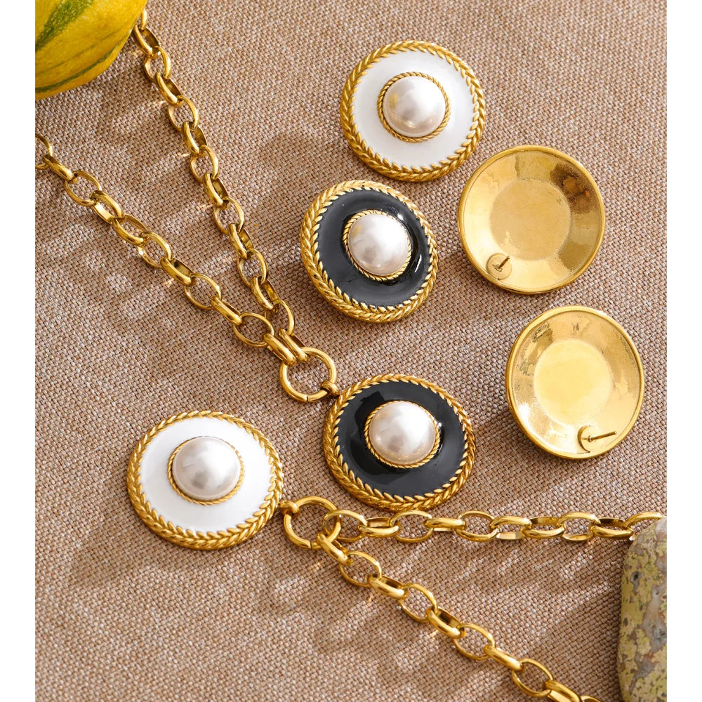 Pearl coin geometric earrings in gold-plated stainless steel with pearl.