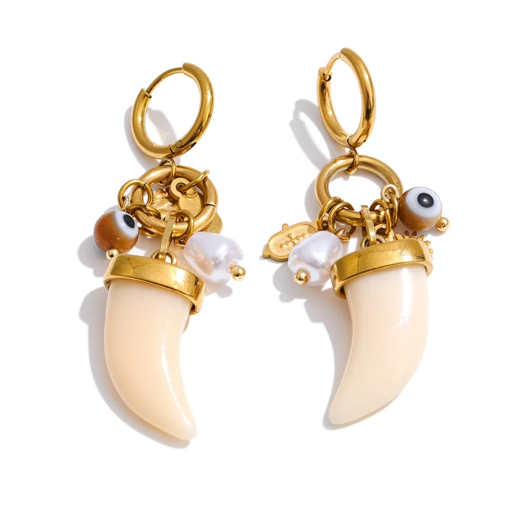 Pearl resin acrylic earrings in gold-plated stainless steel with pearl and resin.